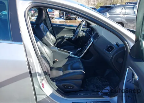 2014 Volvo S60 T5/T5 Platinum/T5 Premier/T5 Premier Plus z USA, uszkodzony, nr VIN YV1612FH1E1284508